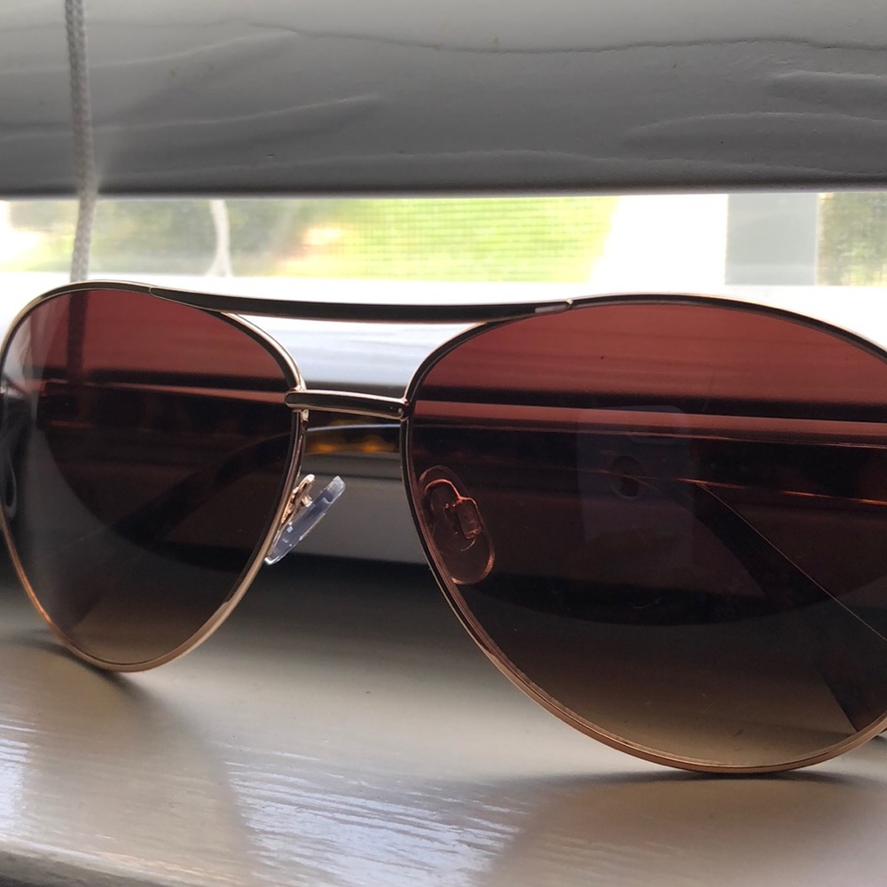 A pair of sunglasses from NY&Co. Only worn 1 time!